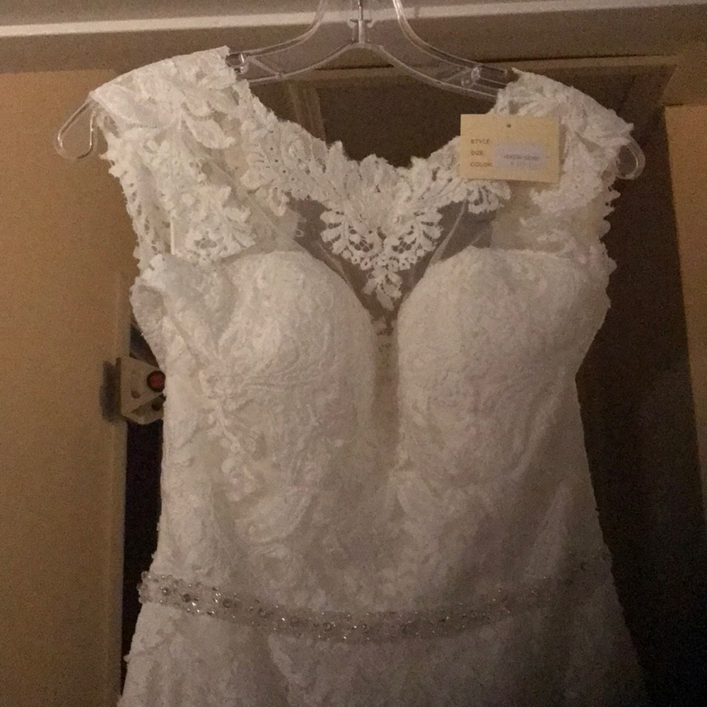 Nora Wedding Dress - size 6- Ivory (New with Tags)